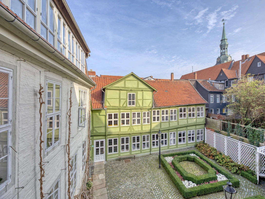 Fachwerk-Höfe-Bierwagen.jpg Blick auf einen FachwerkinnenhofView of a half-timbered courtyardUdsigt over en gård med bindingsværkUitzicht op een vakwerk binnenplaats