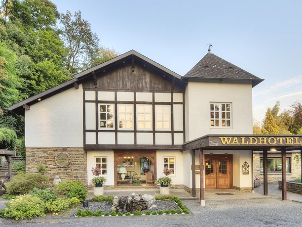 04_ Mangold Wanderland.jpg Fachwerkhaus im Grünen, Hotel Waldhotel mit liebevoller Dekoration und einladendem Eingangsbereich.