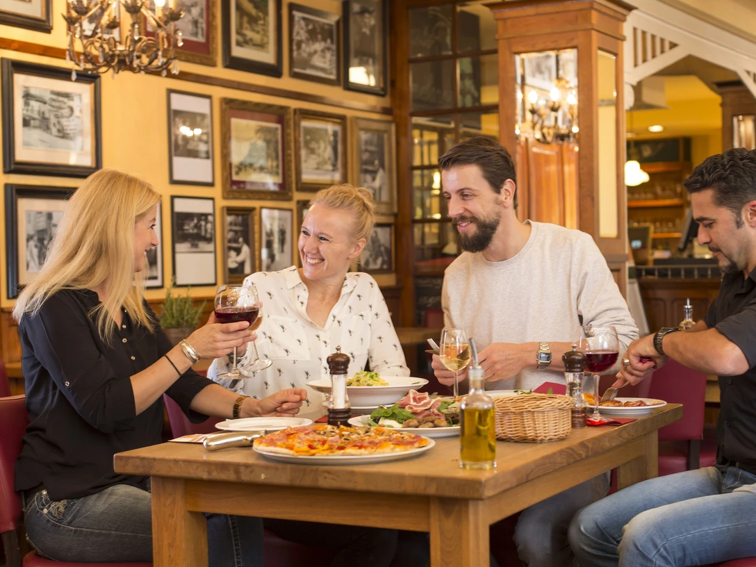 Wolfenbüttel Rundgang mit Hauptgang.jpg Vier Personen beim Essen im Restaurant