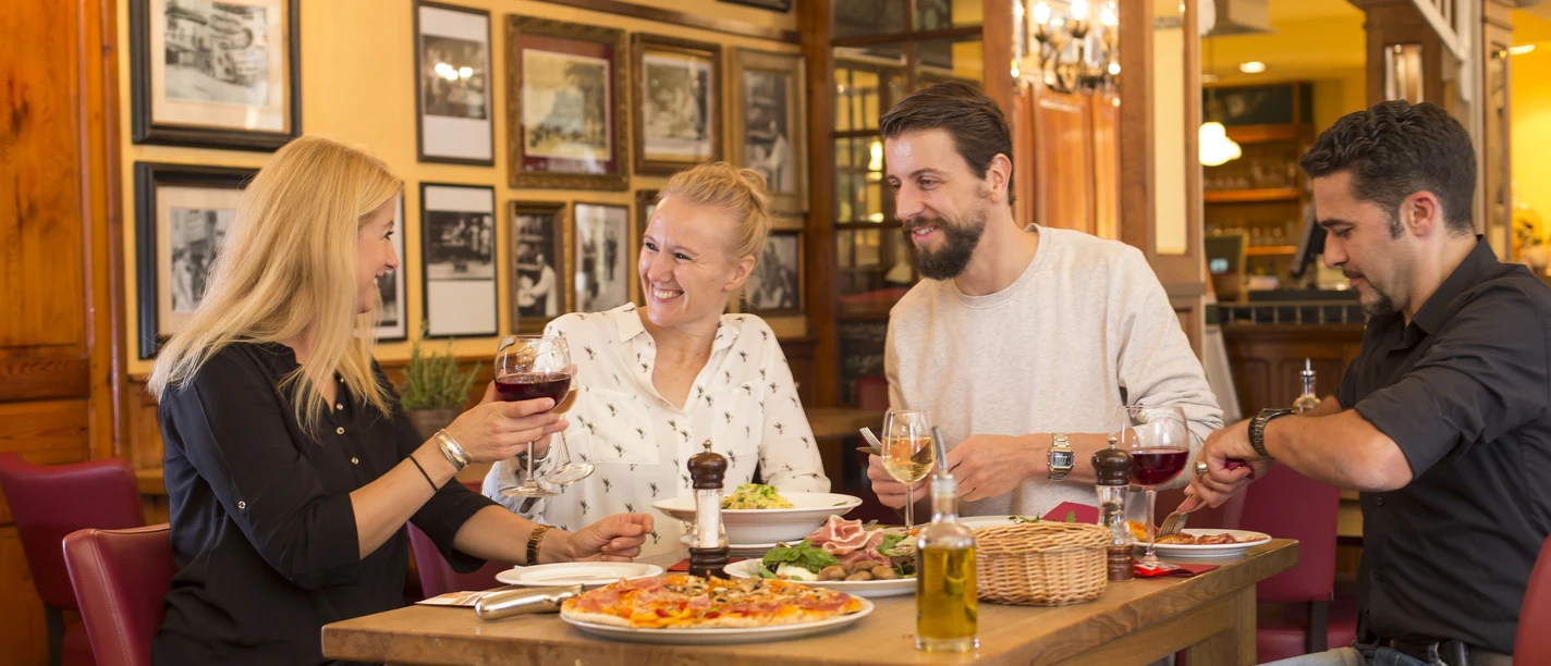 Wolfenbüttel Rundgang mit Hauptgang.jpg Vier Personen beim Essen im Restaurant