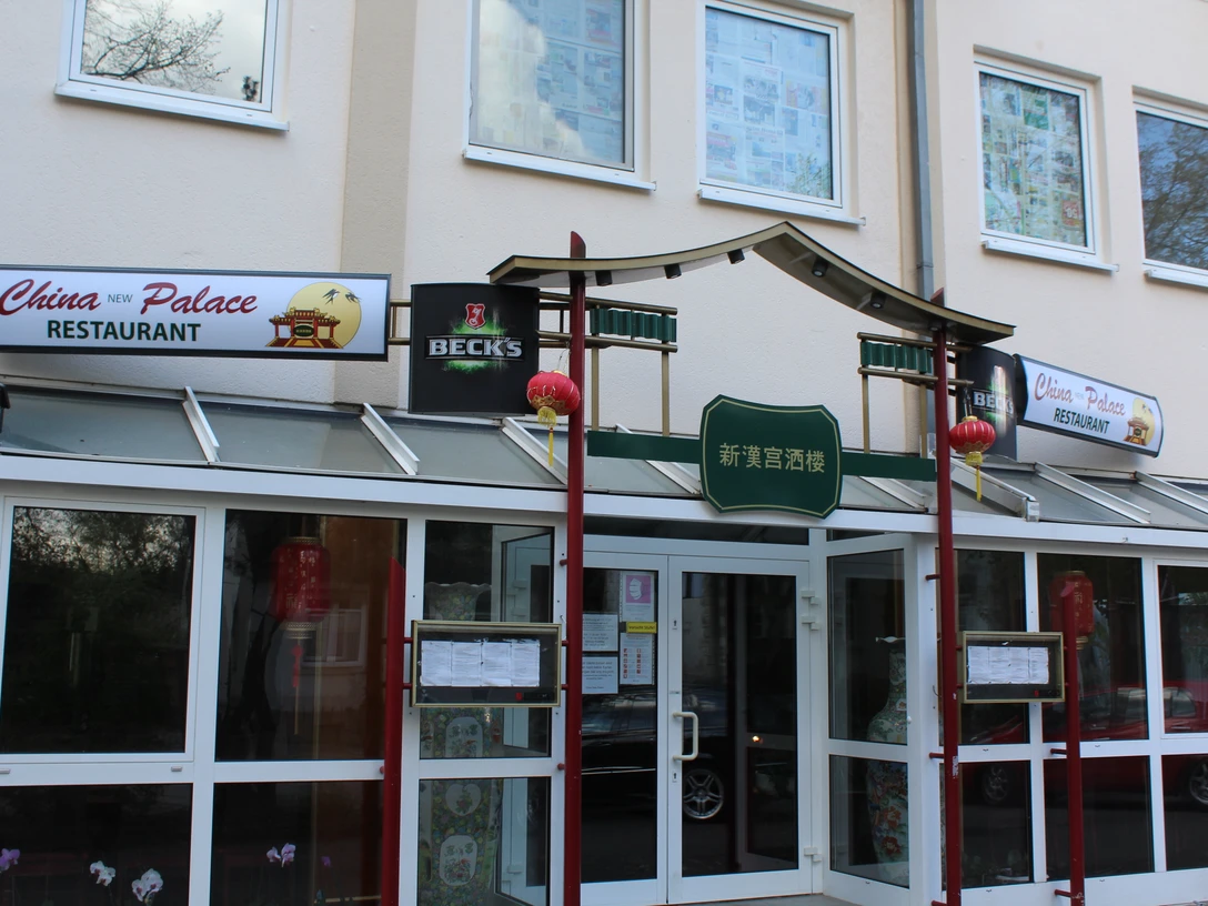 China Palast Eingang des China Palace Restaurants mit traditionellem asiatischen Design und roten chinesischen Laternen.