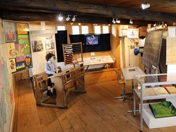 dorfmuseum-alte-muehle-wilderswil-ausstellung-alte-schulstube.jpg