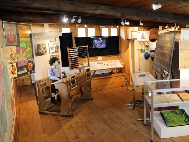 dorfmuseum-alte-muehle-wilderswil-ausstellung-alte-schulstube.jpg