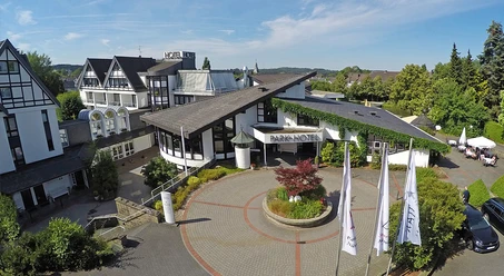 Park-Hotel Nümbrecht Luftaufnahme des Parkhotels Nümbrecht, umgeben von gepflegten Gärten und mit modernen Gebäudeflügeln.