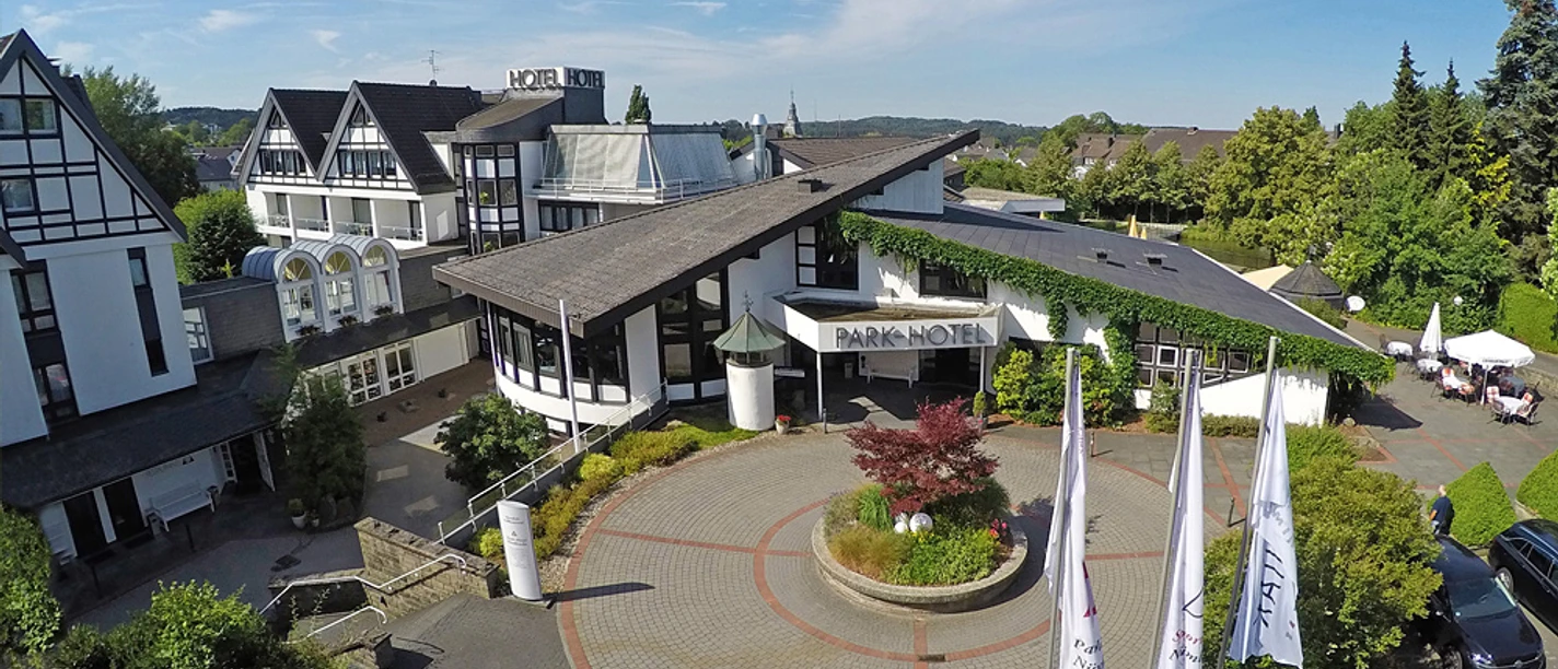 Park-Hotel Nümbrecht Luftaufnahme des Parkhotels Nümbrecht, umgeben von gepflegten Gärten und mit modernen Gebäudeflügeln.