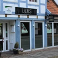 Luxis Meatbar Luxis Meatbar in einem Fachwerkhaus, mit blauen Holzbalken und einladenden, großen Fenstern.