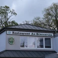 Restaurant am Bürgerpark Restaurant am Bürgerpark mit großer Fensterfront und grünen Bäumen im Hintergrund.