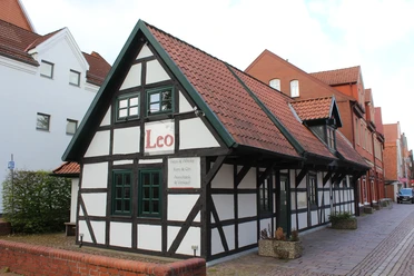 Leo Ein traditionelles Fachwerkgebäude mit rotem Ziegeldach und der Aufschrift "Leo" an der Fassade.