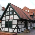 Leo Ein traditionelles Fachwerkgebäude mit rotem Ziegeldach und der Aufschrift "Leo" an der Fassade.