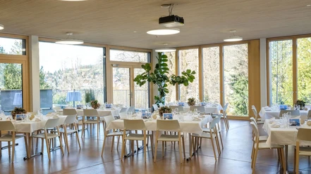 hotel-seaside-spiez-saal-tische-gedeck-aussicht.jpg