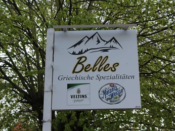 Ein weißes Schild mit der Aufschrift "Belles" und den Logos von Veltins und Maisel's Weisse.A white sign with the inscription "Belles" and the logos of Veltins and Maisel's Weisse.Et hvidt skilt med påskriften "Belles" og logoerne for Veltins og Maisel's Weisse.Een wit bord met het opschrift "Belles" en de logo's van Veltins en Maisel's Weisse.