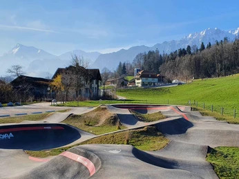 pumptrack-tierachern-fruehling-gras-berneralpen.jpg