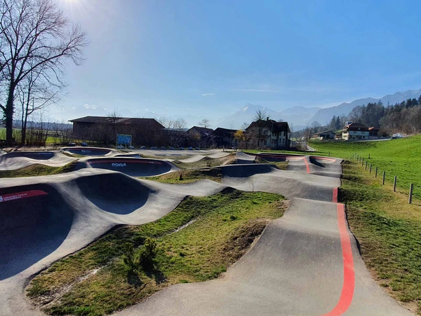 pumptrack-tierachern-gelaende-fruehling.jpg
