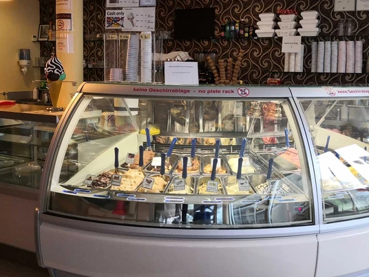gelateria-azzurra-interlaken-theke-auswahl-eissorten.jpg