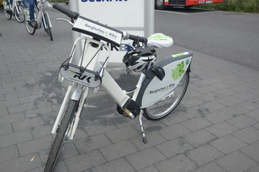 Bergisches E-Bike Elektrofahrrad mit weißem Rahmen, ausgestattet für Verleih Bergisches e-Bike, auf gepflastertem Boden.