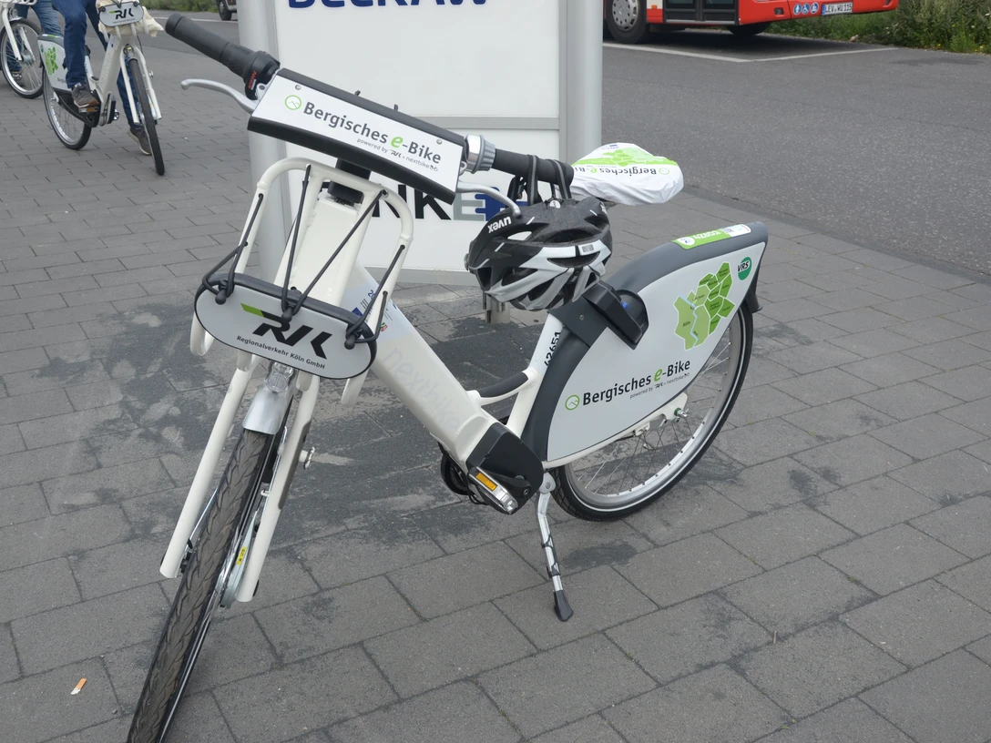 Bergisches E-Bike Elektrofahrrad mit weißem Rahmen, ausgestattet für Verleih Bergisches e-Bike, auf gepflastertem Boden.