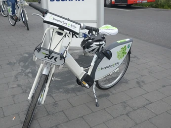 Bergisches E-Bike Elektrofahrrad mit weißem Rahmen, ausgestattet für Verleih Bergisches e-Bike, auf gepflastertem Boden.
