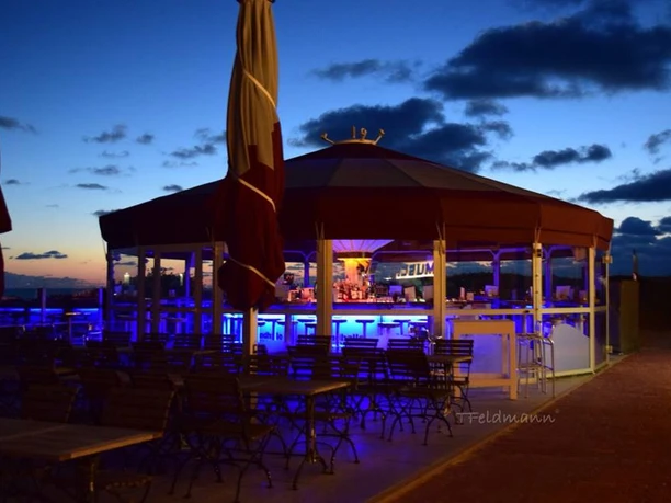 Sonnenaufgang.jpg Schirmbar Restaurant Strandhalle