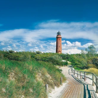 Beliebte Wahrzeichen: Leuchttürme gehören zu Mecklenburg-Vorpommern wie Sonne, Sand und Meer. Zu den schönsten gehört das über 160 Jahre alte und immer noch aktive Seezeichen am Darßer Ort auf dem Fischland-Darß-Zingst. // Popular landmark: Lighthouses are as much a part of Mecklenburg-Vorpommern as sun, sand and sea. One of the most beautiful is the still-working, more than 160-year-old lighthouse at the "Darßer Ort" on Fischland-Darß-Zingst.