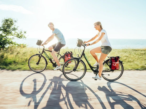 Mit dem Drahtesel unterwegs sein - In der Region Fischland-Darß-Zingst macht dies besonders viel Spaß. Auf dem Ostseeküstenradweg geht es auf asphaltierten Deichradwegen über kleine Urlaubsorte wie z.B. dem Ostseebad Wustrow. // Being on the road by bike - In the region Fischland-Darß-Zingst this is especially fun. On the Baltic Sea Coastal Cycle Route, you will ride along asphalted cycle paths over dunes via small vacation resorts such as the Baltic Resort Wustrow. Mit dem Drahtesel unterwegs sein - In der Region Fischland-Darß-Zingst macht dies besonders viel Spaß. Auf dem Ostseeküstenradweg geht es auf asphaltierten Deichradwegen über kleine Urlaubsorte wie z.B. dem Ostseebad Wustrow. // Being on the road by bike - In the region Fischland-Darß-Zingst this is especially fun. On the Baltic Sea Coastal Cycle Route, you will ride along asphalted cycle paths over dunes via small vacation resorts such as the Baltic Resort Wustrow.