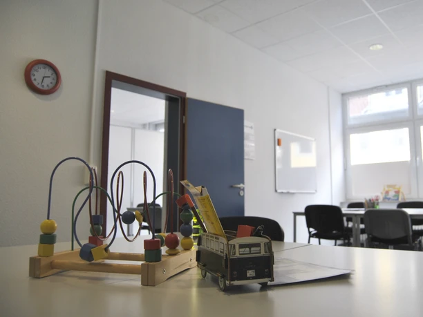 Nachhilfekreis Nachhilfekreis Tisch mit Spielzeug