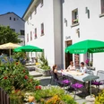 Terrasse vor dem Hotel.jpg