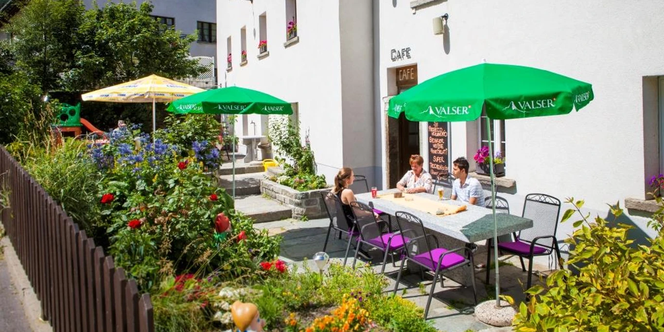 Terrasse vor dem Hotel.jpg