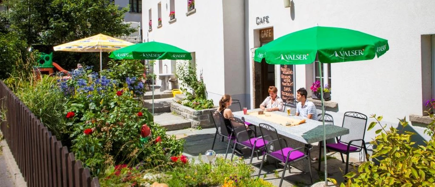 Terrasse vor dem Hotel.jpg