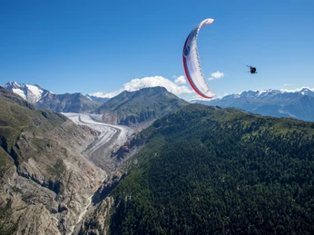For a special view of the great Aletsch glacier, try a tandem paragliding flight. Einen besonderen Blick auf den grossen Aletschgletscher erhascht man bei einem Tandem-Gleitschirmflug.For a special view of the great Aletsch glacier, try a tandem paragliding flight.Un vol en parapente biplace permet d'avoir une vue particulière sur le grand glacier d'Aletsch.