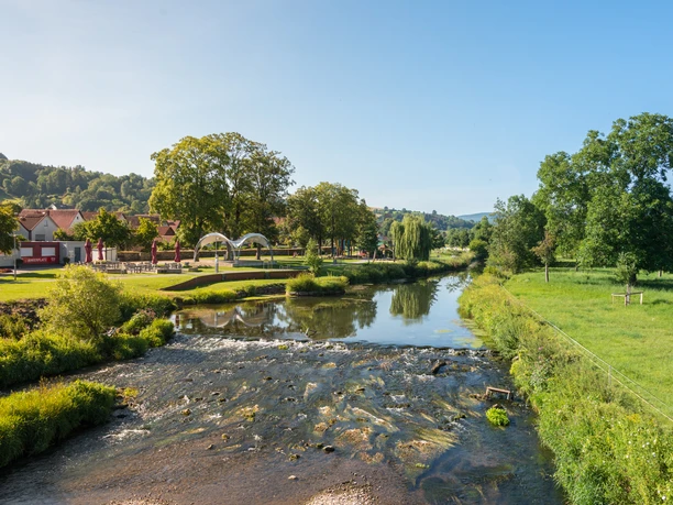 Emmerauenpark mit Emmer in Lügde Fluss Emmer fließt durch Emmerauenpark in Lügde, umgeben von grünen Wiesen und Bäumen.