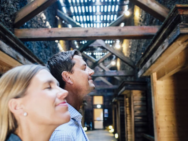 Bad Salzuflen_Gradierwerk_Einatmen ErlebnisGradierwerk_S.Strothbäumer.JPG Zwei Personen genießen die salzhaltige Luft im Innenbereich des Gradierwerks von Bad Salzuflen.