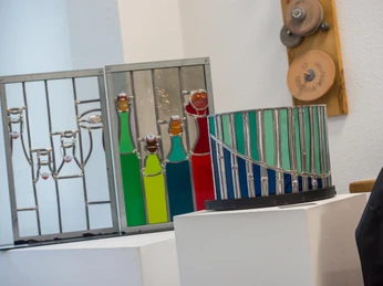 Nahaufnahme von Ausstellungsstücken im Glasmuseum Bad Driburg.