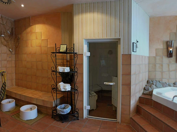 Grüne Tanne Mandelholz - Doppelzimmerbeispiel Grüne Tanne Mandelholz - Wellnessbereich