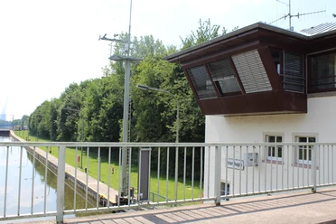 Schleuse Petershagen Die Schleuse Petershagen am Wasserweg, von Bäumen umgeben, mit Brücke und Kontrollgebäude.