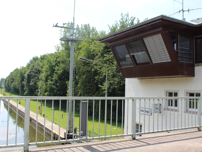 Schleuse Petershagen Die Schleuse Petershagen am Wasserweg, von Bäumen umgeben, mit Brücke und Kontrollgebäude.