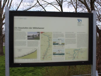 Infotafel Staustufen Infotafel informiert über Staustufen der Mittelweser, mit Grafiken und Texten zur Wasserwirtschaft.