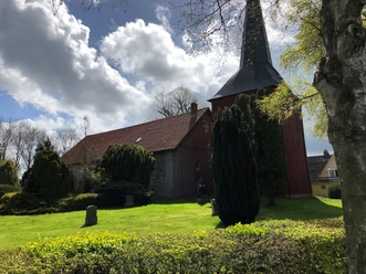Kirche Ihlienworth Sehenswerte historische Kirche St. Wilhadi in Ihlienworth mit markantem Turm im Grünen.