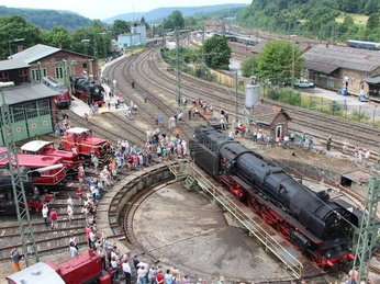 Dampfloktreffen-in-Altenbeken-27db3d350c88442g04827d93963b0f31.JPG Dampflokomotiven auf einer Drehscheibe in Altenbeken, umgeben von Besuchern und grüner Landschaft.