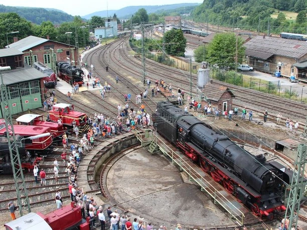 Dampfloktreffen-in-Altenbeken-27db3d350c88442g04827d93963b0f31.JPG Dampflokomotiven auf einer Drehscheibe in Altenbeken, umgeben von Besuchern und grüner Landschaft.