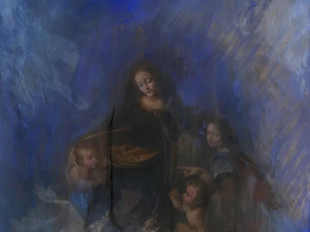 Gemälde in Blautönen, das eine Madonna mit mehreren Kindern darstellt, umgeben von mystischem Licht. Der Fokus liegt auf einer ruhigen und friedlichen Darstellung der Figuren.