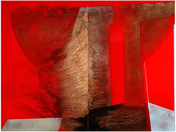 Open Art Sunday - Antonio Maro (2).jpg Ein abstraktes Gemälde zeigt kräftige Rottöne, kombiniert mit erdigen Braun- und Beigetönen, die verschlungene Texturen und Formen bilden.