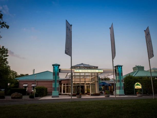 Frontansicht der Driburger Therme bei Nacht.