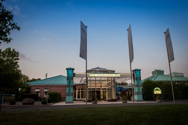 Driburg Therme - Frontansicht Frontansicht der Driburger Therme bei Nacht.