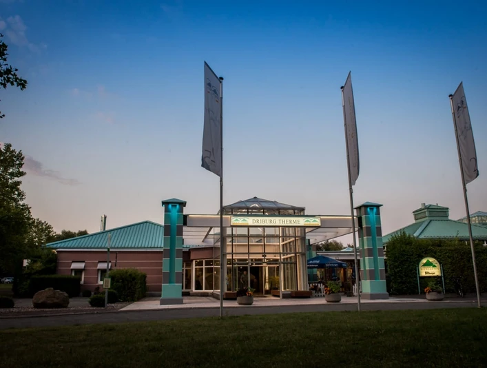 Driburg Therme - Frontansicht Frontansicht der Driburger Therme bei Nacht.