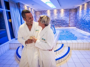 Paar steht vor dem Whirlpool in der Therme Bad Driburg.