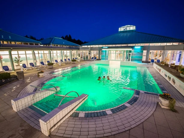 Außenbecken bei Nacht von der Therme Bad Driburg.