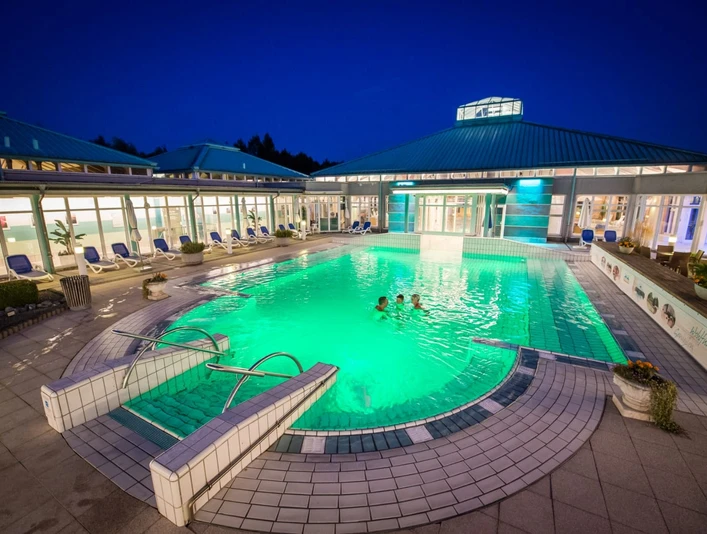 Driburg Therme - Außenbecken Außenbecken bei Nacht von der Therme Bad Driburg.