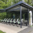 Mobilstation Altenberg Überdachte Fahrradstation im Grünen mit Fahrrädern zur Ausleihe und einem Terminal zur Anmeldung.