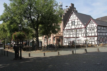 Marktplatz mit Altem Standesamt und Altem Rathaus