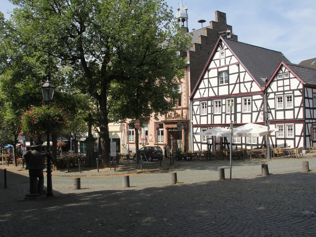 Marktplatz mit Altem Standesamt und Altem Rathaus